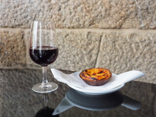 pastel de nata  y copa de vino, tipico de portugal