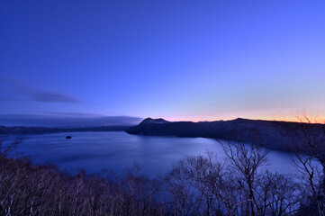 Obraz premium 雪が降り始める初冬の摩周湖