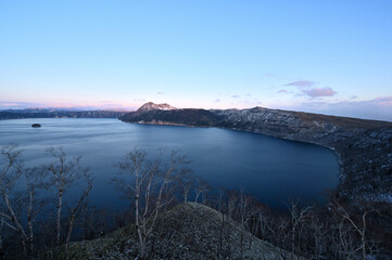 雪が降り始める初冬の摩周湖