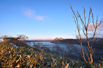 雪が降り始める初冬の摩周湖
