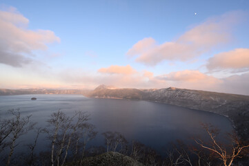 雪が降り始める初冬の摩周湖