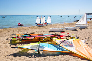 École de voile en bord de mer sur une plage en France.