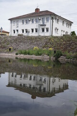 Haus mit Spiegelung im Wasser