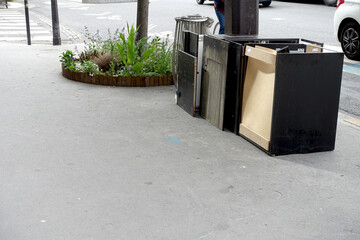 Dépôt sauvage sur un trottoir