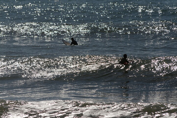 Dwóch surferó w oceanie atlantyckim