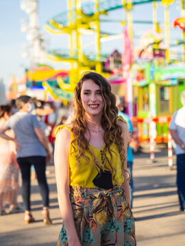 Mujer joven disfrutando de las vacaciones en un parque de atracciones