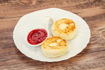 Cottage cheese pancakes with strawberry jam