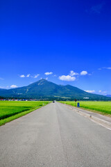 まっすぐな道と磐梯山（福島県・猪苗代町）