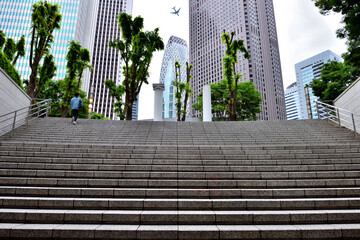 新宿西口の地階から見える高層ビル群と航空機 © masyok