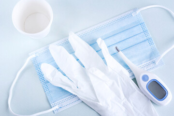 使い捨てのマスク・紙コップ・手袋、検温、感染対策