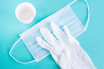 使い捨てのマスク・紙コップ・手袋、感染対策
