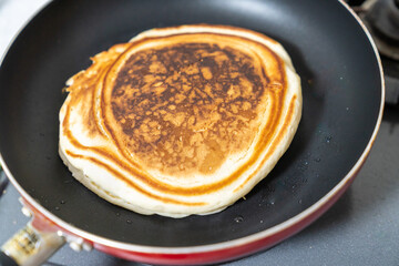 ホットケーキを作っている写真