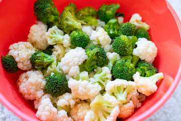 美味しそうな茹でブロッコリーと茹でカリフラワーの写真