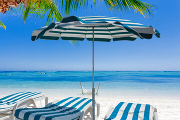 Hamac, transats et parasol sur plage paradisiaque 