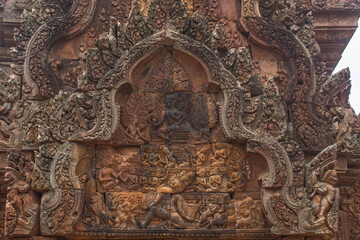Fototapeta na wymiar The pattern carvings on the arch of the Banteay Srei, another of Cambodia's most beautiful Khmer castles.