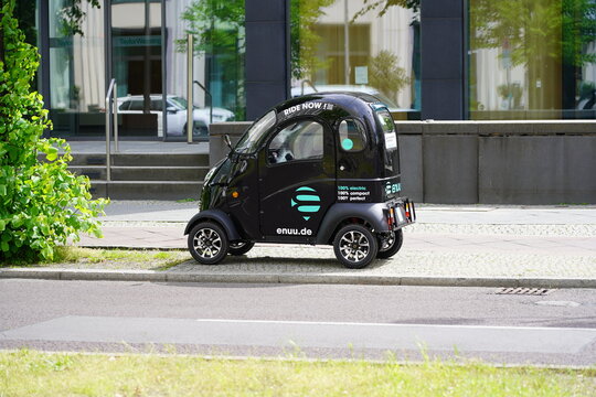 Enuu e-Pod Elektro Kabinenroller am Stra&szlig;enrand bei Sonnenschein in Berlin am 25.05.2021