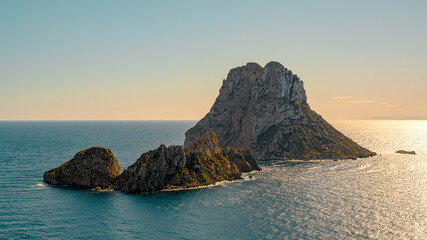 Mágica isla de es verde en Ibiza Islas Baleares en el mar mediterráneo. Atardecer soleado y...