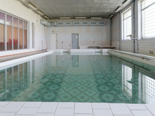 swimming pool distance 25 meters with 5 lanes