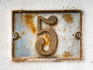 Une plaque de numéro cinq de rue