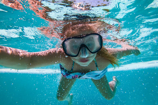 Photo underwater in the swimming pool on a beautiful summer holiday day 