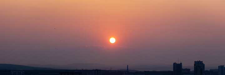 Obraz premium Sunset over the hills in clear weather gorizon clouds