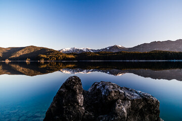 Herausragender Stein im Eibsee