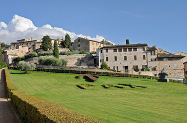 Vor der Basilika ivon Assisi