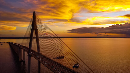 Obraz premium bridge at sunset