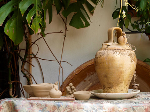 Botijo y platos de arcilla t&iacute;pica de Andaluc&iacute;a