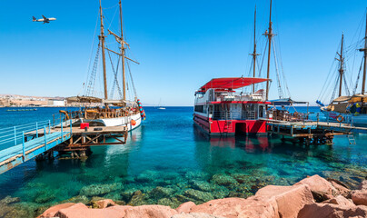Obraz premium Moored pleasure boats, sailboats and yachts in marina of Eilat - famous resort and recreation city in Israel
