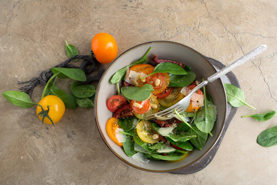 https://www.shutterstock.com/ru/image-photo/bowl-salad-spinach-tomatoes-cheese-on-2105624183