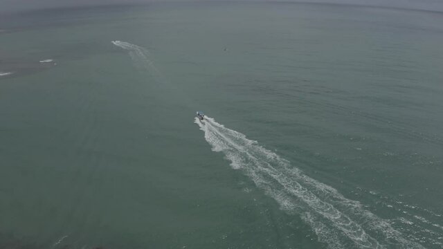 Vue de drone avant de l'océan, marée basse, derrière un bateau. 