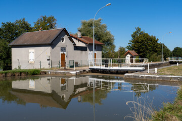 Fototapeta na wymiar lock in canal bourgogne, France