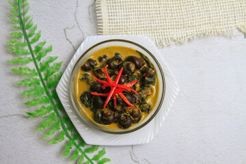 Thai Food Gaeng Kue Hoi Khom Bai Cha Plu (Freshwater Snail in Red Curry)