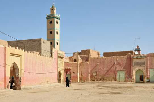 Explanada y mezquita en el pueblo de Erfoud en el sur de Marruecos
