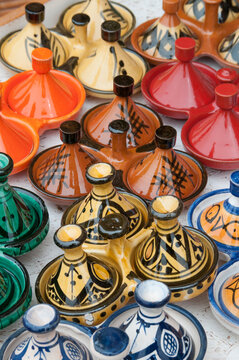 Piezas de cerámica en un bazar cerca de la kasbah de Ait Ben Haddou en el sur de Marruecos
