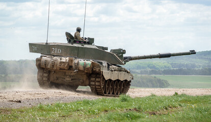 British army Challenger 2 ii FV4034 Main Battle Tank on deployment in action on a military battle exercise, Wiltshire UK - obrazy, fototapety, plakaty