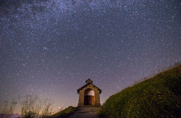 Cappella sotto cielo stellato