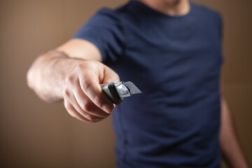 man threatens with a cutter