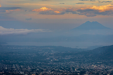 Vista de la Ciudad de San Salvador - obrazy, fototapety, plakaty
