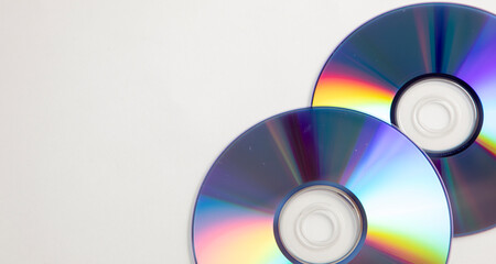 Grupo de cd con un fondo de color blanco