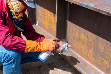 Step to use solvent remover spray into the rag to cleaning the welded surface before performing spray Liquid Penetrant for Non-Destructive Testing(NDT) with process Penetrant Testing(PT).