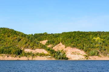 Obraz premium Coast of the Volga River in the middle Volga region in the Republic of Tatarstan. Autumn landscape.