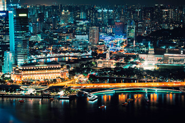 Obraz premium The Singapore skyline is a fascinating mix of old and new, blending colonial buildings and Chinese shophouses with cutting-edge skyscrapers – reminiscent of the city's character.