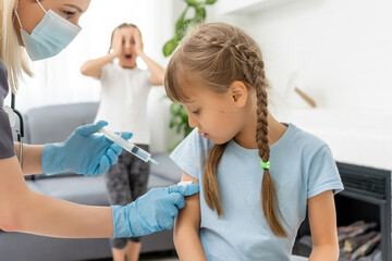 Obraz na płótnie Canvas The doctor makes a child vaccination