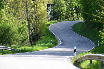 kurvige Steilstrecke im Elztal, Eifel