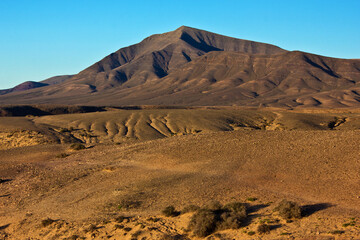 Sonnige Berglandschaft auf Lanzarote