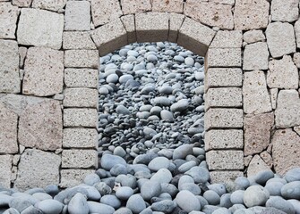 Rocas entrando por la puerta.