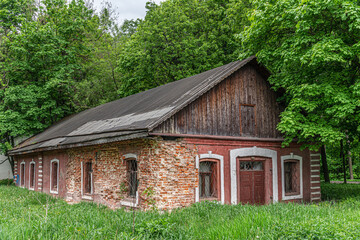 Fototapeta na wymiar abandoned old shabby red brick house on a summer day
