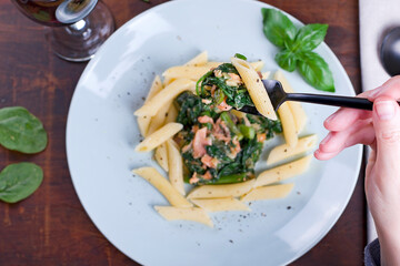 spinach with salmon, blue cheese and asparagus